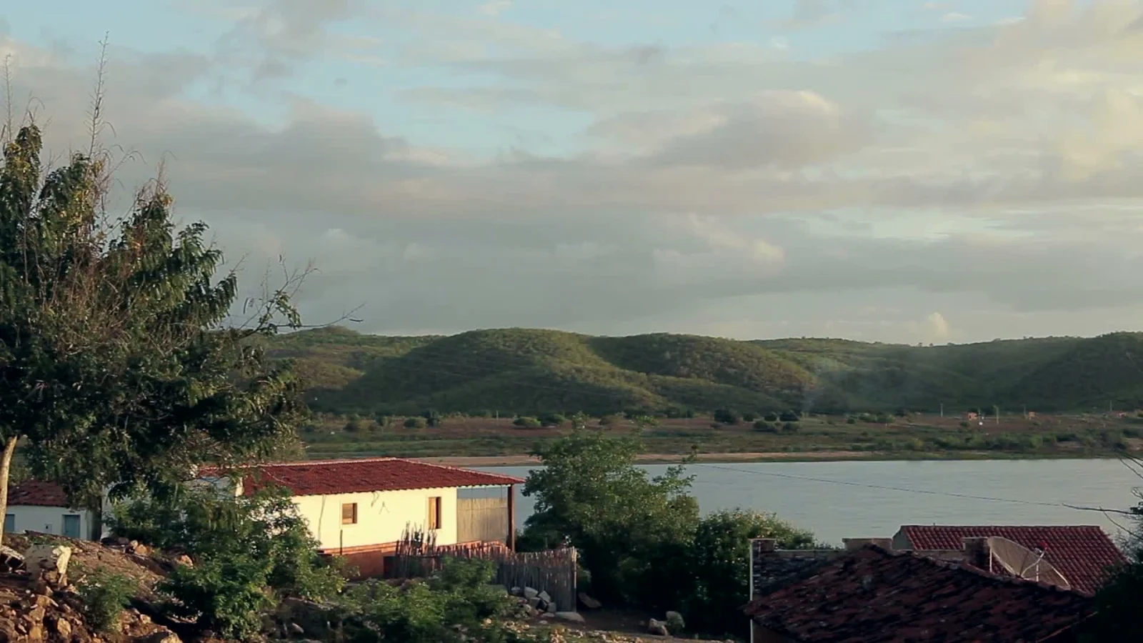 Margem do rio na Ilha do Ferro, em Pão de Açúcar, Alagoas.