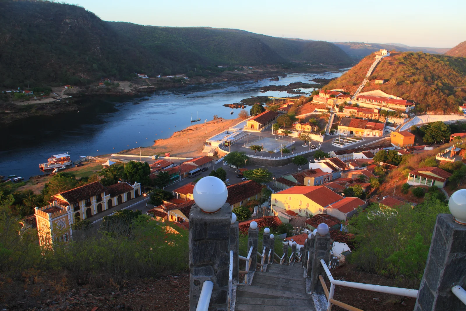Casario do centro histórico de Piranhas junto ao Rio São Francisco.